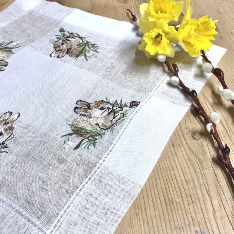 Deckchen Ostern mit Stickerei Hasen und Blumen