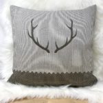 Kissen Hirschgeweih Hörner Motiv, Merino- Baumwollgewebe, Landhausstil Alpen, mit Fischgrat Muster, hellbraun, CORGN