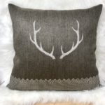 Kissen Hirschgeweih Hörner Motiv, Merino  -Baumwollgewebe, Landhausstil Alpen, mit Fischgrat Muster, dunkelbraun, CORGN