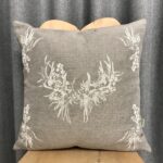 Tiroler Landhaus-Kissen mit Herzchen, Edelweiß, Hirschen, Karomuster, alpinem Bergstil, in verschiedenen Farben, 44×44 cm