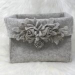 Kissen mit Berg Motiv aus Kunstloden, Stickmotiv, Farbe grau, mit Füllkissen, CHARVIN