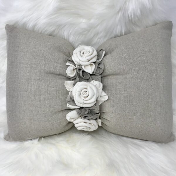 Kissen aus Leinenstoff im Shabby Chic Stil, mit Deko Rosen