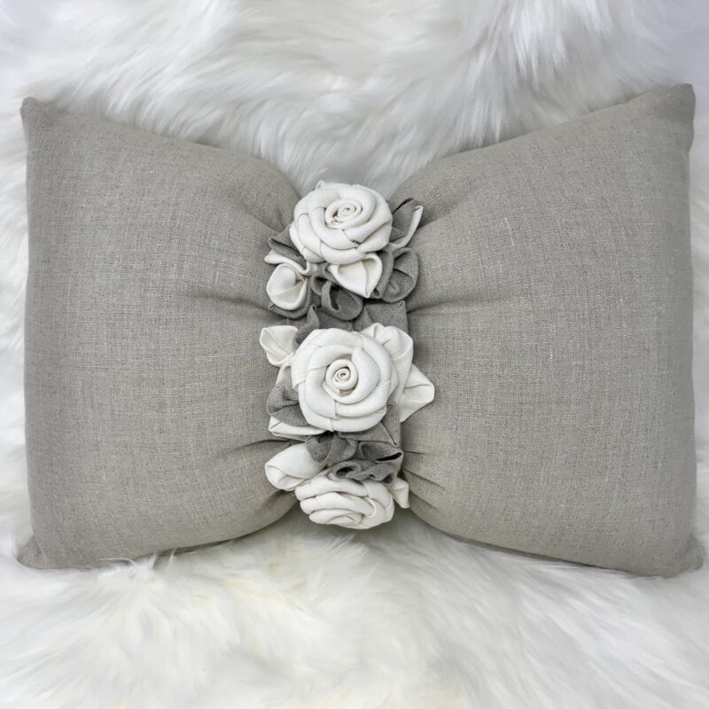 Kissen aus Leinenstoff im Shabby Chic Stil, mit Deko Rosen