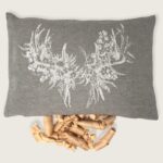 Zierkissen Landhausstil Alpen, Hirsche Herz Motiv, beige – rot, „Cervi e cuore“