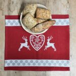 Tischset Platzset, Hirsch, Herz und Edelweiß Motiv, Landhausstil, 100% Baumwolle, Farbe rot helle Seite