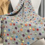 Wolldecke mit buntes punktiertes Muster
