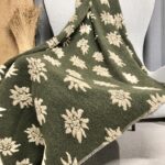 Wolldecke mit Hirsch und Geweih mit Blumen, Landhausstil, Farbe grau bordeaux