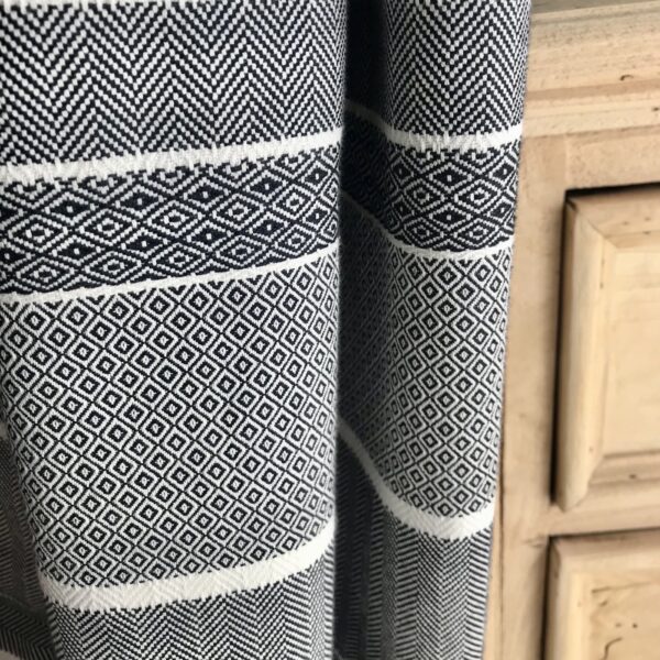 Maßgeschneiderte Vorhänge, geometrisch gestreift, Chalet Mountain Style, 100% Baumwolle, Jacquard-Muster, „Striades“.