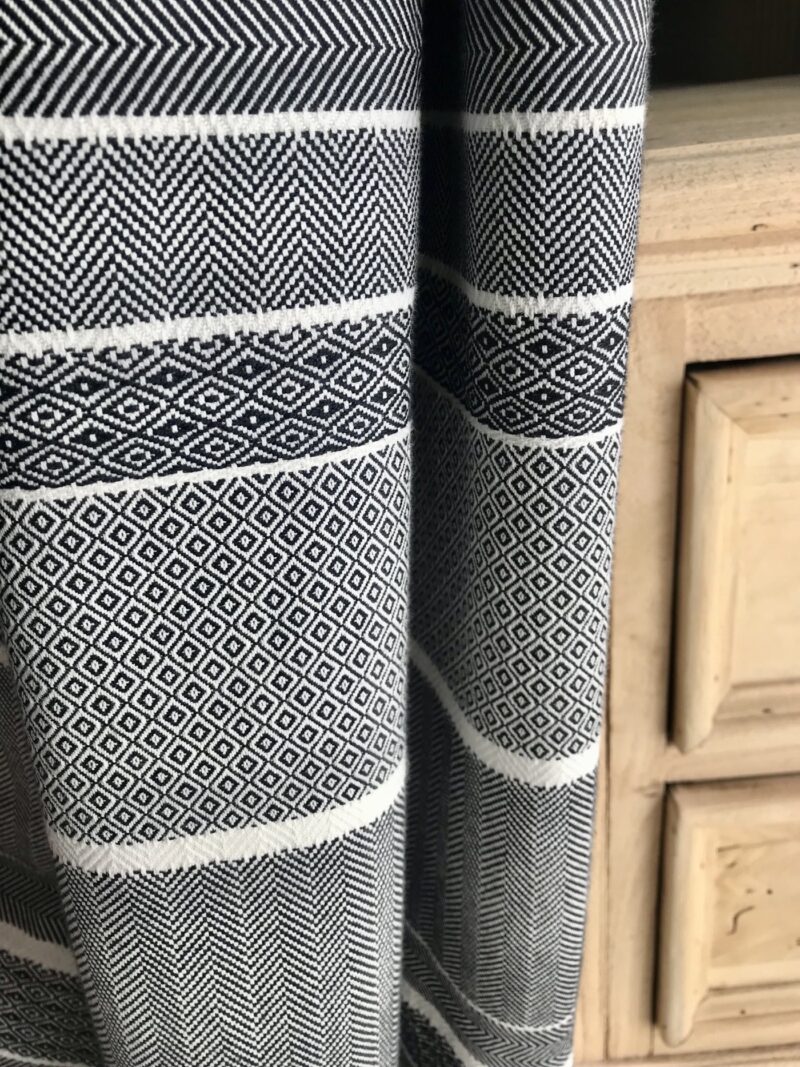 Maßgeschneiderte Vorhänge, geometrisch gestreift, Chalet Mountain Style, 100% Baumwolle, Jacquard-Muster, „Striades“.