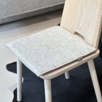 Kissen mit Berg Motiv aus Kunstloden, Stickmotiv, Farbe grau, mit Füllkissen, CHARVIN