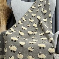 Wolldecke mit SCHÄFCHEN, grün, Chalet und alpiner Landhausstil, 150×170 cm