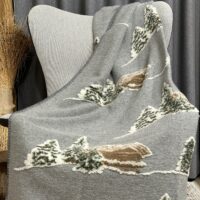 Wolldecke mit ALMHÜTTE, grau und grün, Chalet und alpiner Landhausstil, 150×170 cm