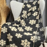 Wolldecke mit ALMHÜTTE, grau und grün, Chalet und alpiner Landhausstil, 150×170 cm