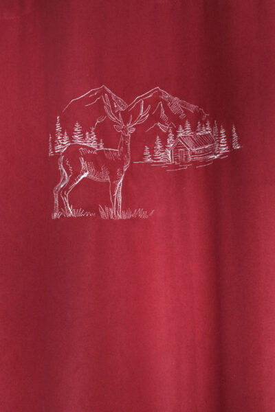 Roter Vorhang mit Stickerei: Hirsch, Berg und Hütte, Berglandschaft mit festen Ösen, PLANAY ROUGE 135×260