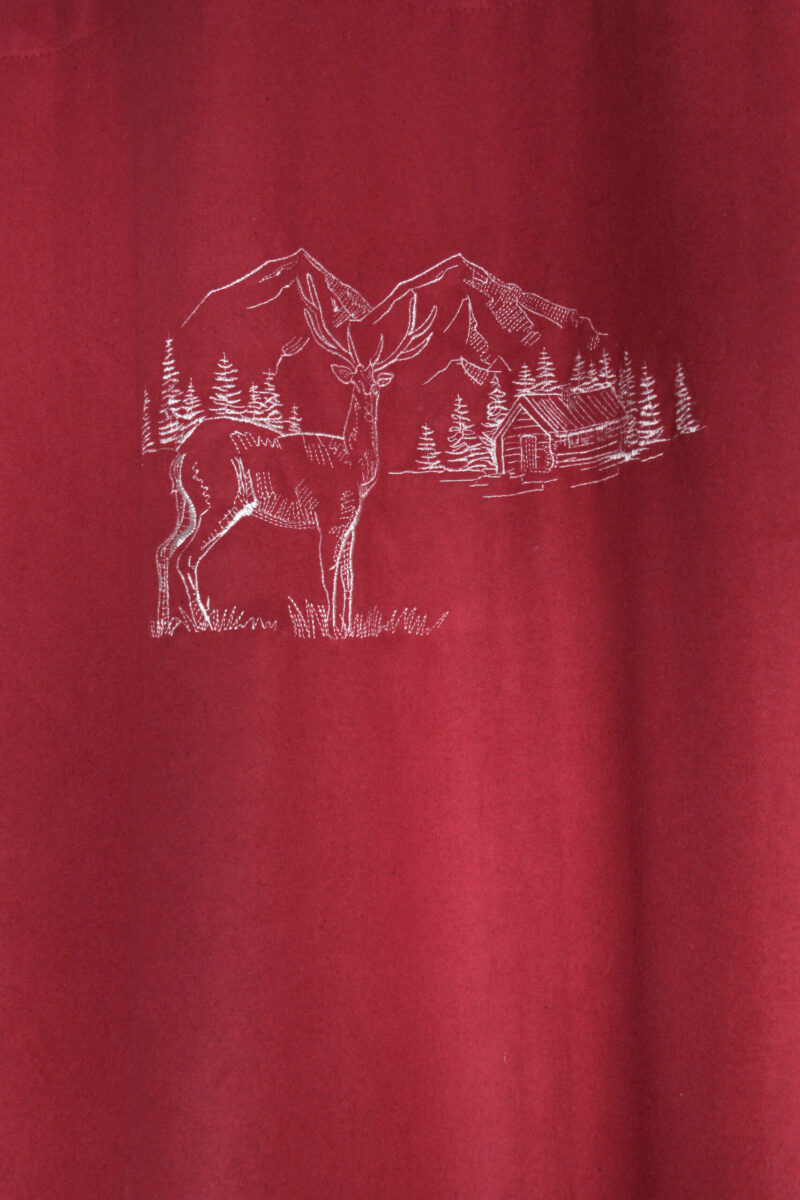 Roter Vorhang mit Stickerei: Hirsch, Berg und Hütte, Berglandschaft mit festen Ösen, PLANAY ROUGE 135×260