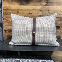 Wollkissen mit Hahnentrittmuster und Lederband, Farbe grau