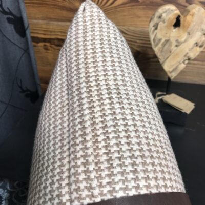 Wollkissen mit Hahnentrittmuster und Lederband, Farbe beige/braun