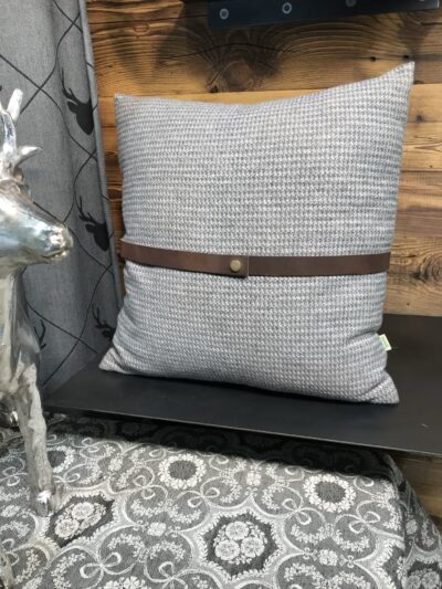 Wollkissen mit Hahnentrittmuster und Lederband, Farbe grau Wollkissen mit Hahnentrittmuster und Lederband, Farbe grau