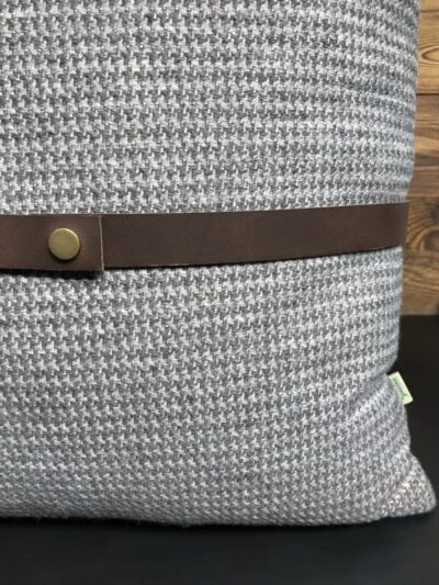 Wollkissen mit Hahnentrittmuster und Lederband, Farbe grau Wollkissen mit Hahnentrittmuster und Lederband, Farbe grau