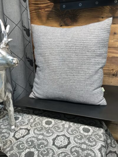 Wollkissen mit Hahnentrittmuster und Lederband, Farbe grau Wollkissen mit Hahnentrittmuster und Lederband, Farbe grau