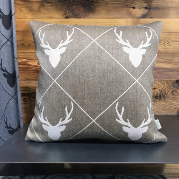Wollkissen mit Hirschkopf und Rauten, Bergstil, TRAMESC, taupe