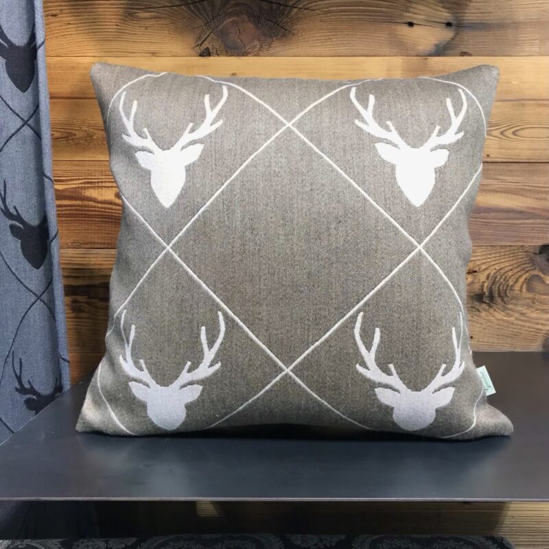 Wollkissen mit Hirschkopf und Rauten, Bergstil, TRAMESC, taupe