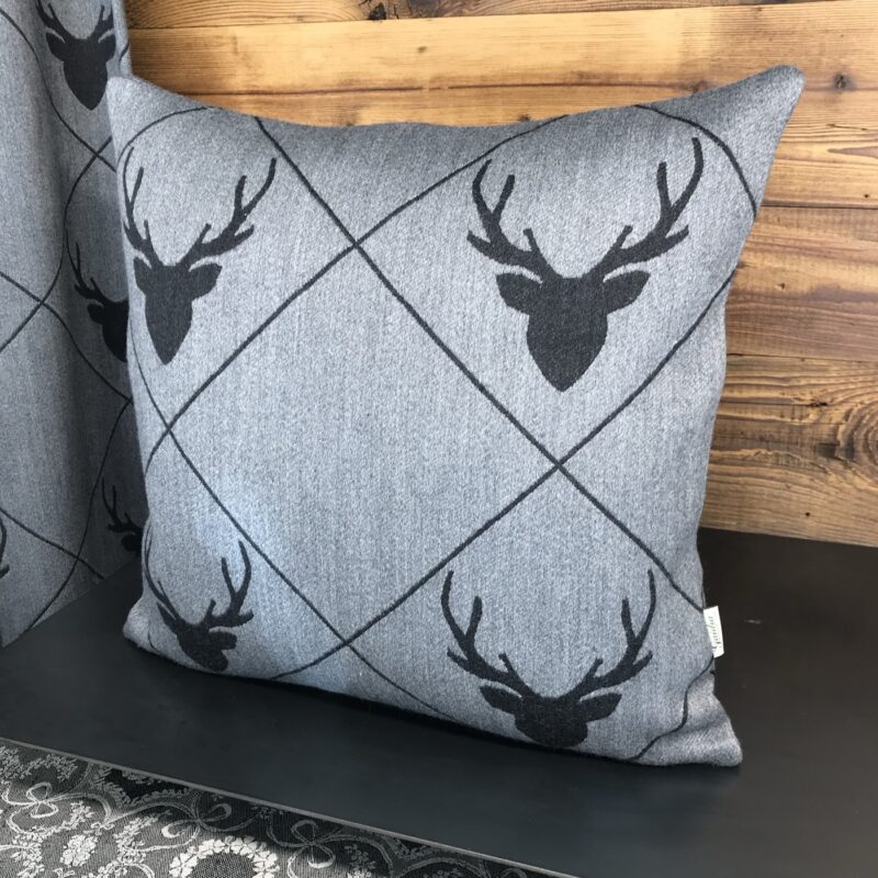 Wollkissen mit Hirschkopf und Rauten, Bergstil, TRAMESC, anthrazit