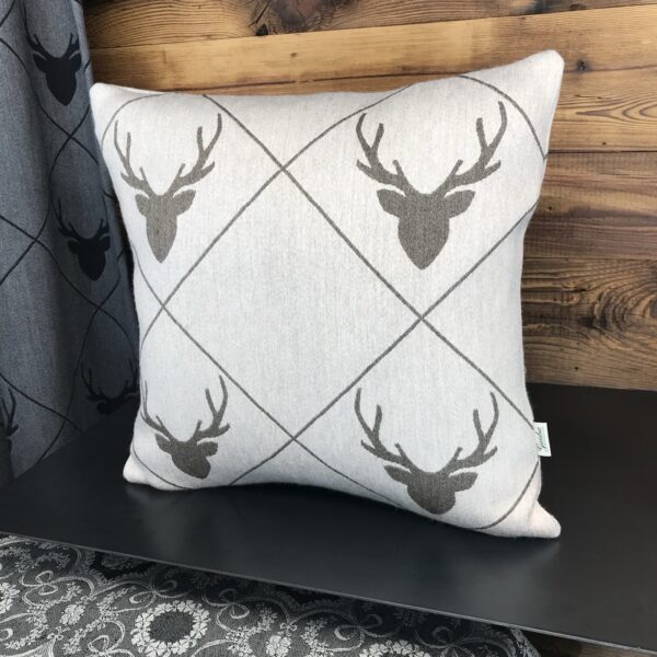 Wollkissen mit Hirschkopf und Rauten, Bergstil, TRAMESC, beige