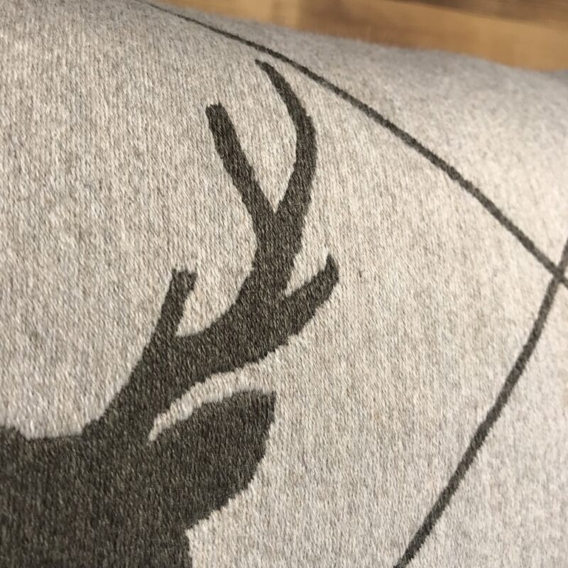 Wollkissen mit Hirschkopf und Rauten, Bergstil, TRAMESC, beige