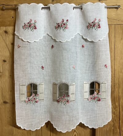 Scheibengardine bestickt mit Blumenmuster, M – 7798 Finestra Scheibengardine bestickt mit Blumenmuster, M – 7798 Finestra