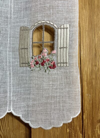 Scheibengardine bestickt mit Blumenmuster, M – 7798 Finestra Scheibengardine bestickt mit Blumenmuster, M – 7798 Finestra