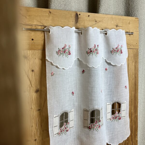 Scheibengardine bestickt mit Blumenmuster, M – 7798 Finestra