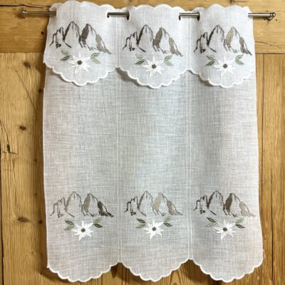 Scheibengardine im Landhausstil mit Dreizinnen bestickt, M- 8043
