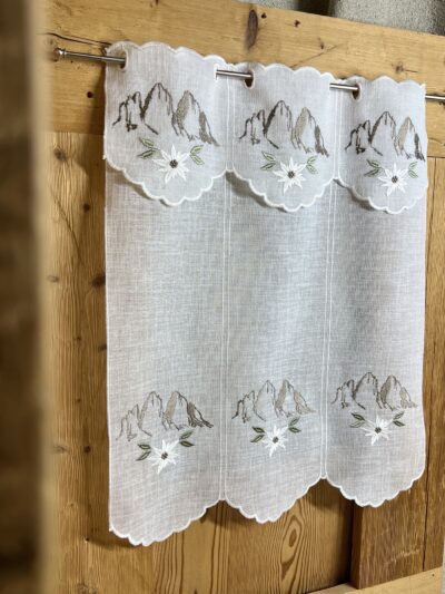 Scheibengardine im Landhausstil mit Dreizinnen bestickt, M- 8043