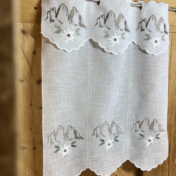Scheibengardine im Landhausstil mit Dreizinnen bestickt, M- 8043