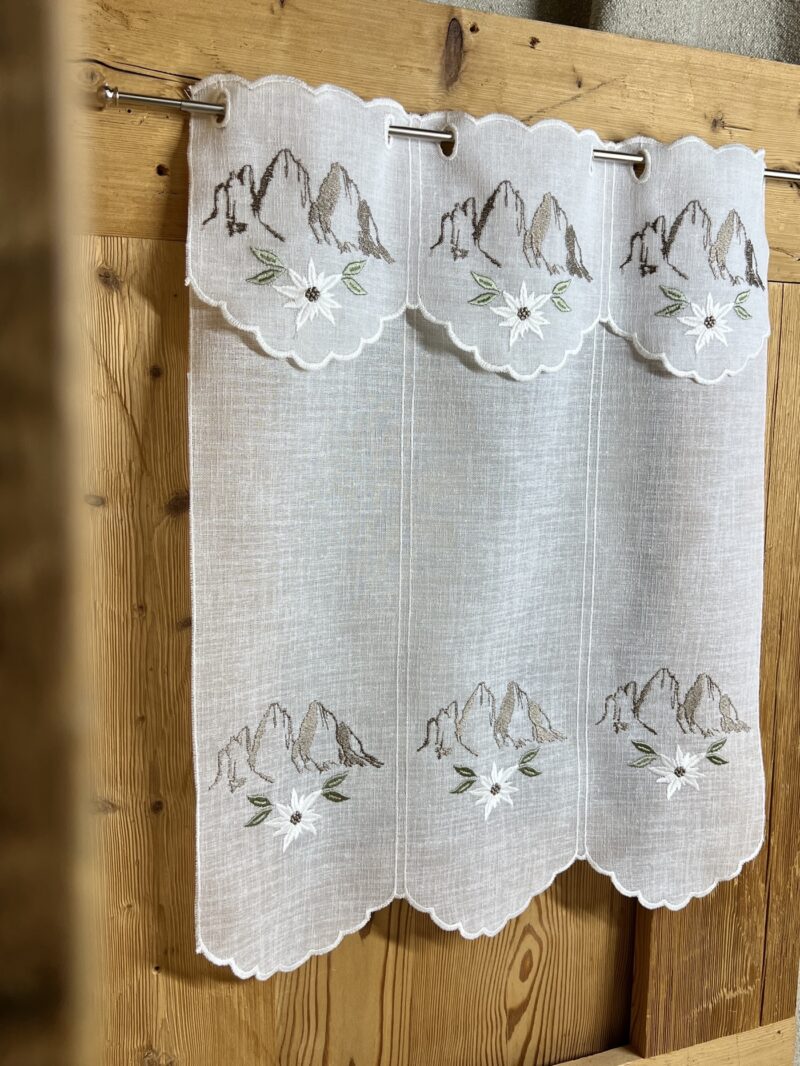 Scheibengardine im Landhausstil mit Dreizinnen bestickt, M- 8043