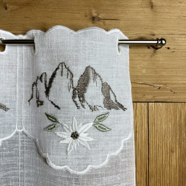 Scheibengardine im Landhausstil mit Dreizinnen bestickt, M- 8043