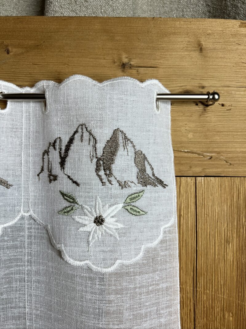 Scheibengardine im Landhausstil mit Dreizinnen bestickt, M- 8043