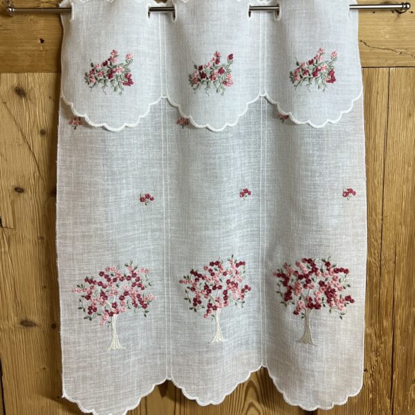 Scheibengardine im Landhausstil mit Blumenmuster, M- 8037
