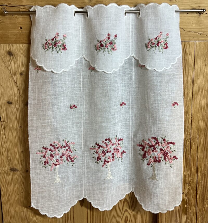 Scheibengardine im Landhausstil mit Blumenmuster, M- 8037