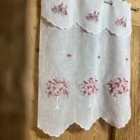 Scheibengardine mit bestickten roten Blumen, M-7941