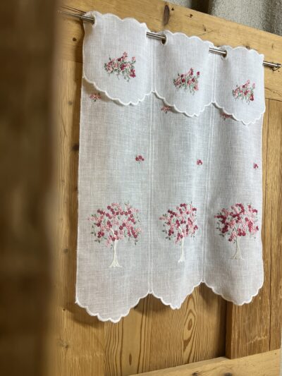 Scheibengardine im Landhausstil mit Blumenmuster, M- 8037
