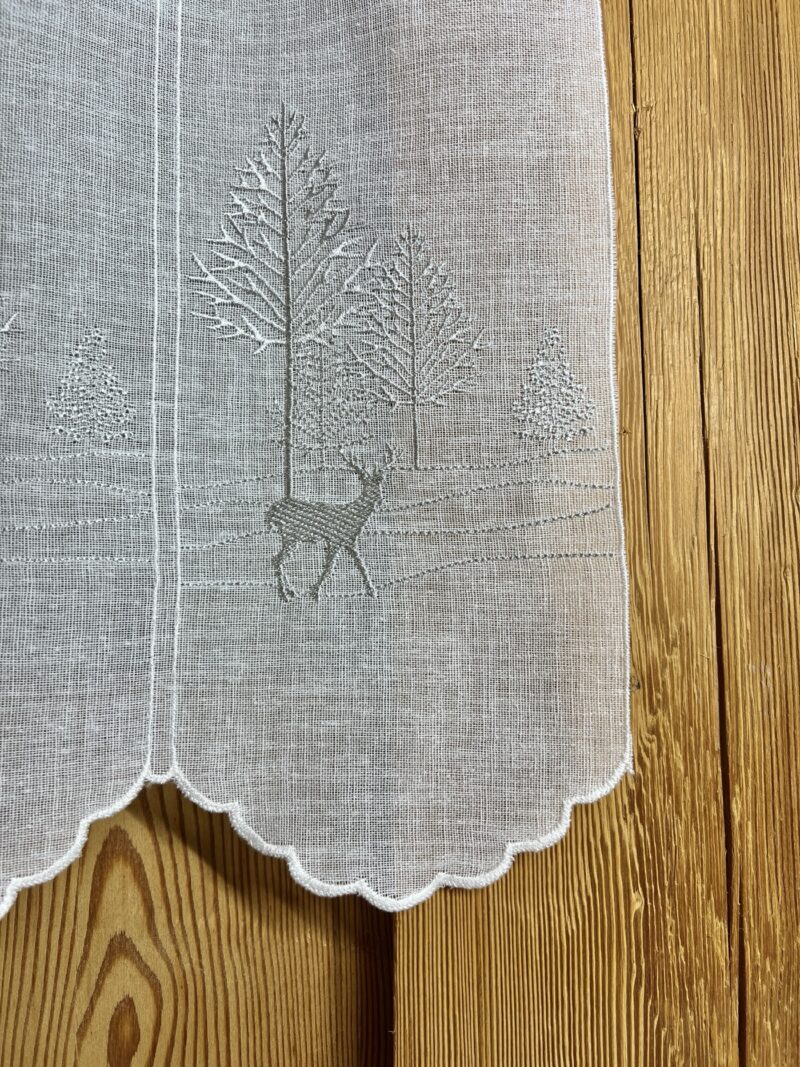 Scheibengardine bestickt mit Hirsch und silbernem Wald, Landhausstil, elegant – M 7937