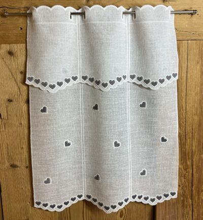 Scheibengardine im Landhausstil, Weiß mit grauen Herzen bestickt, Z-3717