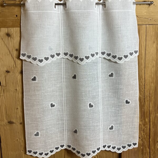Scheibengardine im Landhausstil, Weiß mit grauen Herzen bestickt, Z-3717