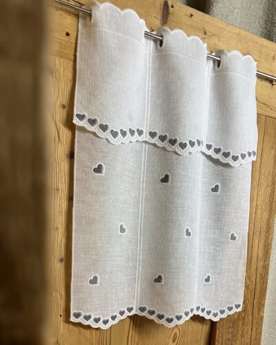 Scheibengardine im Landhausstil, Weiß mit grauen Herzen bestickt, Z-3717