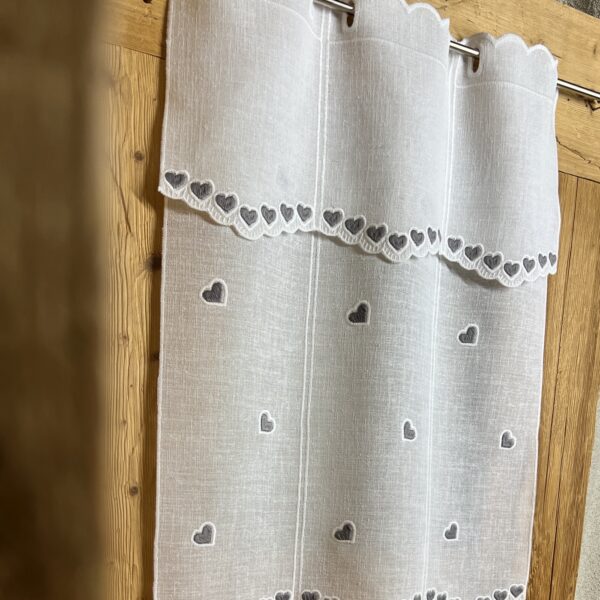 Scheibengardine im Landhausstil, Weiß mit grauen Herzen bestickt, Z-3717