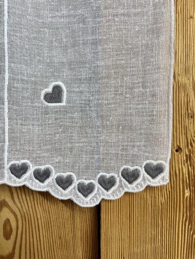 Scheibengardine im Landhausstil, Weiß mit grauen Herzen bestickt, Z-3717