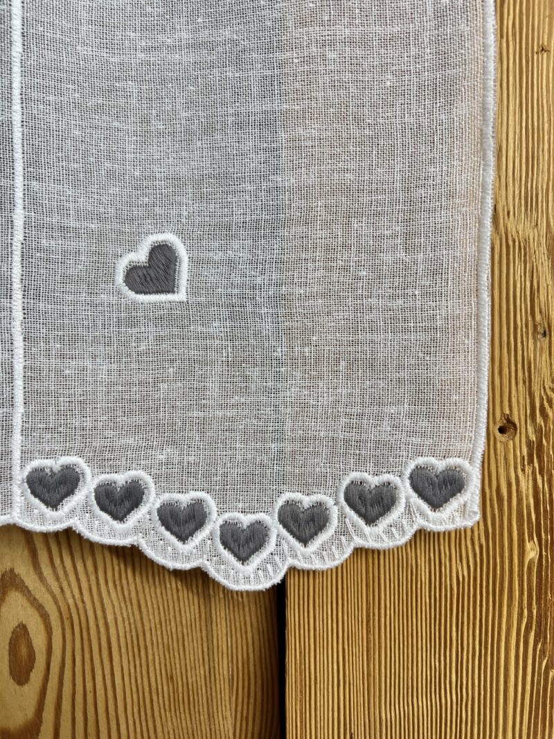 Scheibengardine im Landhausstil, Weiß mit grauen Herzen bestickt, Z-3717