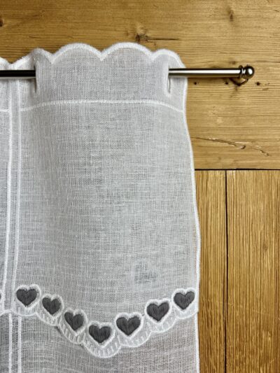 Scheibengardine im Landhausstil, Weiß mit grauen Herzen bestickt, Z-3717